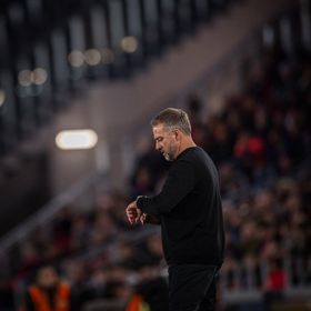 ما السبب الحقيقي وراء حزن هانزي فليك ومواساة رافينيا بلقاء برشلونة وألافيس؟