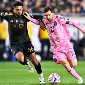 هل حاول ليونيل ميسي الاعتداء على حكم بعد بداية سيئة لموسمه؟