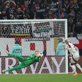 ماتفي سافونوف حارس باريس سان جيرمان يكسر يده خلال نهائي كأس إنتركونتيننتال