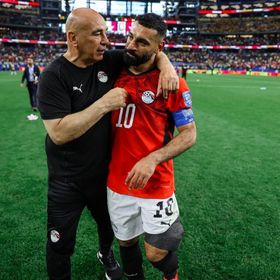 عين محمد صلاح على حسام حسن طوال مباريات مصر.. ما السبب؟