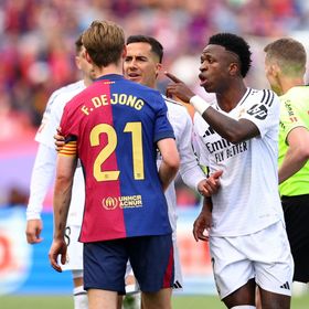 برشلونة يستعين بـ"عقد دي يونغ" لتسجيل اللاعبين الجدد