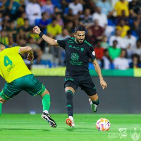 محرز ينافس رونالدو على جائزة لاعب الشهر في الدوري السعودي