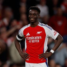 ساكا: أرتيتا يتطور بفضل التقلبات.. وإيزي اندمج سريعاً