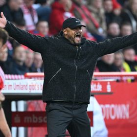 فينسنت كومباني يدافع عن مانويل نوير بعد خطئه في تعادل بايرن ميونيخ