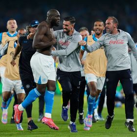 بث مباشر.. نابولي يتوج بلقب الدوري الإيطالي بفضل الفنان مكتوميناي والدبابة لوكاكو