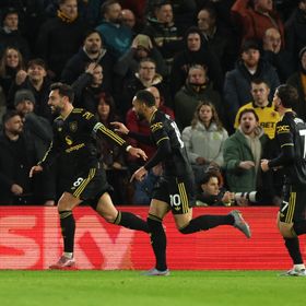 مانشستر يونايتد يُغرِق ولفرهامبتون ويرتقي للمركز السادس بالدوري الإنجليزي