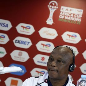 مدرب السودان يحلم بمفاجأة أمام السنغال تساعد في وقف الحرب