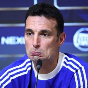 شاهد.. سكالوني يغادر مؤتمر الأرجنتين حزناً على بانيشيلي