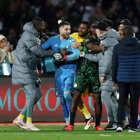 الاتحاد الإفريقي يعاقب زيدان وبلغالي ويُغرم الجزائر 100 ألف دولار