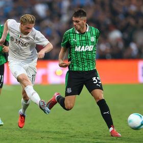 دي بروين يقص شريط أهدافه ويقود البطل نابولي لأول فوز بالدوري الإيطالي