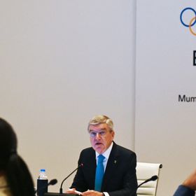 اللجنة الأولمبية الدولية تجمّد عضوية روسيا بعد ضمّها مناطق أوكرانية