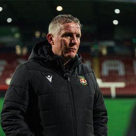 نادي ريكسهام يمنح المدرب فيل باركنسون "وظيفة مدى الحياة"