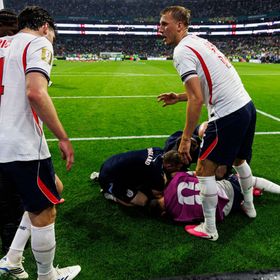 شاهد.. إصابة "خطيرة" للاعب إنجلترا خلال الاحتفال بالفوز على المكسيك