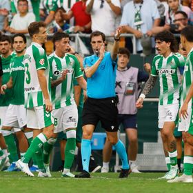 كواليس مثيرة تكشفها تسجيلات الـVAR وراء إلغاء هدف بيتيس أمام برشلونة