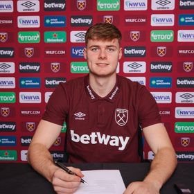 وست هام يستعير المهاجم الواعد فيرغسون لإنقاذ موسمه