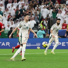 "صفعة وقبلة بالرأس" عبد الله الحمدان يعتذر لرينارد بعد "بانينكا" فاشلة