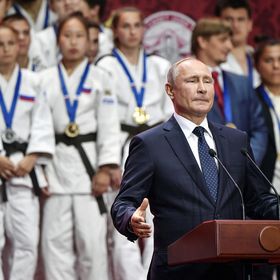 بوتين يستنكر المخاطرة بـ"دفن الحركة الاولمبية" في باريس
