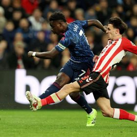 سندرلاند يجبر أرسنال على تعادل مثير ويشعل قمة سيتي وليفربول