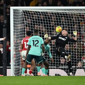 أرسنال "المحظوظ" يعبر ولفرهامبتون بهدفي "النيران الصديقة"