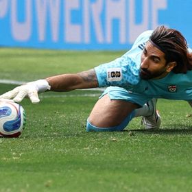صاحب "إنقاذ المونديال".. عامل نظافة دخل موسوعة غينيس ويتحدى محمد صلاح