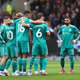 سلوت يسحب لاعب ليفربول بعد 37 دقيقة خوفاً من طرده أمام بيرنلي