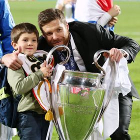 تفاصيل عقد تشابي مع ريال مدريد.. المدة؟ متى يبدأ؟ من مساعده؟