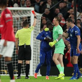 شاهد.. طرد لاعب إيفرتون بعد صفع زميله أمام مانشستر يونايتد