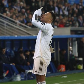 ما سرّ الاحتفال الغريب لكيليان مبابي بهدفه أمام ألافيس؟