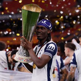 بيسوما يكشف عن نوبات هلع دفعته إلى "غاز الضحك" والنوم بمقر توتنهام