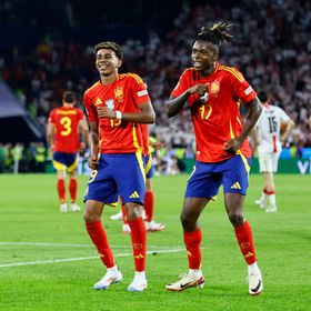 برشلونة اجتمع مع وكيل نيكو وليامز.. ويامال يحتفل