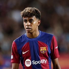 لامين يامال يقود هجوم برشلونة في مباراة رويال أنتويرب