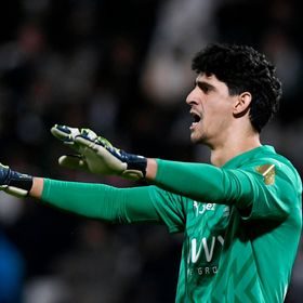 قرار مفاجئ.. جيسوس يستبعد ياسين بونو من مباراة الهلال والخليج