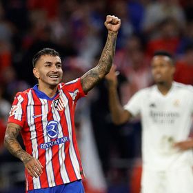 أنخل كوريا مهاجم أتلتيكو مدريد يعتذر لحكم بعد شتمه