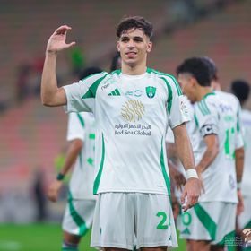فيغا لاعب الأهلي السعودي يفتح باب العودة للدوري الإسباني