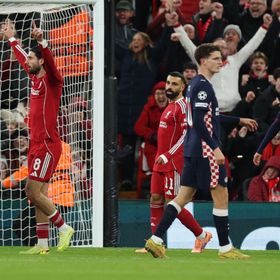 سوبوسلاي يصحح خطأ قائد ليفربول ويتعادل مع آيندهوفن بالشوط الأول