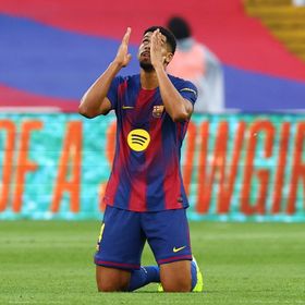 كيف رد "مهاجم برشلونة" رونالد أراوخو على طلب فليك بتغيير مركزه؟