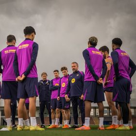 فليك يعاتب غافي ويامال ويعقد اجتماعاً لمدة "20 دقيقة" مع اللاعبين