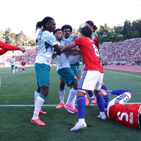 لياو يحاول الهروب من إيقاف "فيفا" بتوضيح سبب ضرب لاعب تشيلي