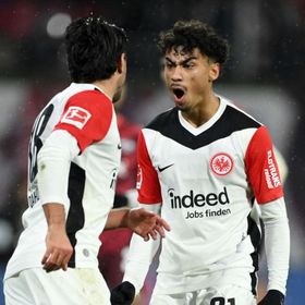 ريال مدريد وأرسنال يتسابقان على ضمّ مدافع شاب من فرانكفورت