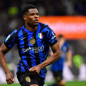 برشلونة يملك فرصة ذهبية لضم دومفريس بشرط أن يتخذ القرار سريعاً