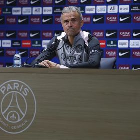 لويس إنريكي يشكو "أخباراً كاذبة لزعزعة استقرار" باريس سان جيرمان