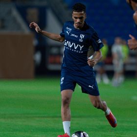 القادسية يتمسك بضم الجوير من الهلال بعرض جديد