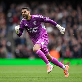 أرسنال يُكافئ الحارس رايا بزيادة راتبه