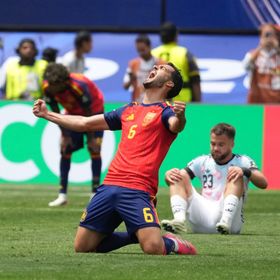 نجم اليوم| ميكيل ميرينو.. لاعب الوسط الذي ضل طريقه للهجوم