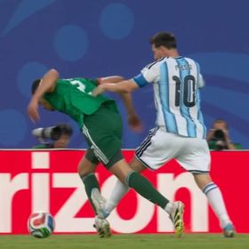 ماندي يكشف سر نجاة ميسي من الطرد أمام الجزائر