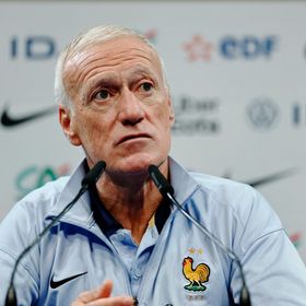 ديشان غاضب رغم الفوز ويوجه رسالة صارمة لجمهور منتخب فرنسا