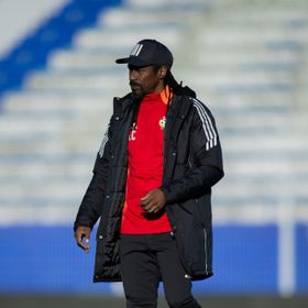 أليو سيسيه يتولى تدريب أنغولا بعد يوم واحد من رحيله عن ليبيا