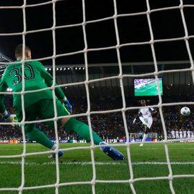 توتنهام "مشمئز" من إساءة عنصرية لمهاجمه ماتيس تيل بعد إهداره ركلة ترجيح