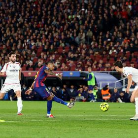 رافينيا ينهي صمود أوساسونا وبرشلونة يبتعد عن ريال مدريد بـ7 نقاط