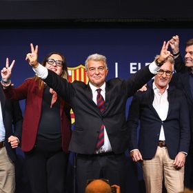 جوان لابورتا يعتزم تجديد عقد هانزي فليك ويشيد بجواو كانسيلو